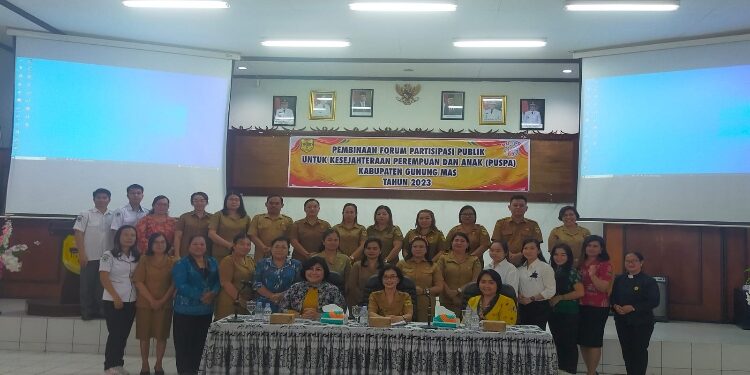 FOTO: DISKOMINFO SANTIK/MATA KALTENG
- Kepala DP2KBP3A Kabupaten Gumas Rina Sari, Ketua I Forum Puspa Rusnanie, Ketua II Iceu Purnamasari, dan Kabid Perlindungan Hak Perempuan, Perlindungan Khusus Anak dan Pemenuhan Hak Anak Rayani, berfoto bersama para peserta kegiatan pembinaan Forum Puspa tahun 2023, di Aula Kantor Bappedalitbang, Senin 2 Oktober 2023.