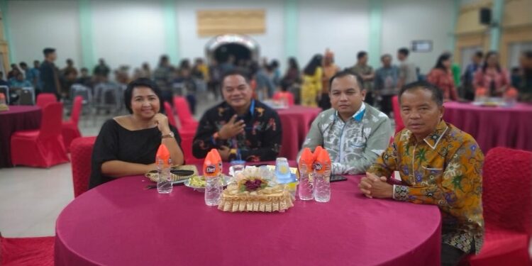 FOTO : DPRD GUMAS/MATA KALTENG
- Anggota DPRD Kabupaten Gumas Polie L Mihing (kanan), duduk bersama rekannya sesama anggota legislatif, dengan memakai baju batik di suatu kegiatan, belum lama ini.