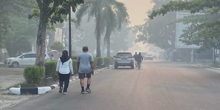 FOTO: DIAN/MATA KALTENG - Kota Sampit saat diselimuti kabut asap, 3 Oktober 2023.