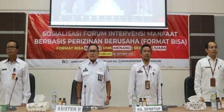FOTO: PROKOM SERUYAN/MATA KALTENG - Asisten Perekonomian dan Pembangunan Setda Seruyan, Adhian Noor (dua dari kiri) saat menghadiri agenda sosialisssi intervensi manfaat berbasis perizinan berusaha di Aula Bappeda Seuyan, Rabu 4 Oktober 2023.