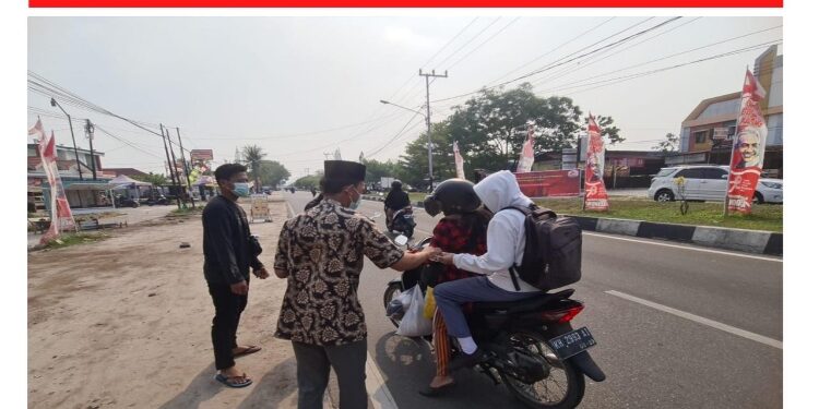FOTO: IST/MATAKALTENG - Pembagian masker mengurangi dampak kabut asap oleh, Relawan Ganjar Bersama Kalteng, untuk warga pengguna jalan di Kota Palangka Raya.