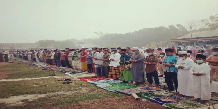 FOTO: RZL/MATAKALTENG - Suasana sholat istisqa di Masjid Gede Darruttaqwa.