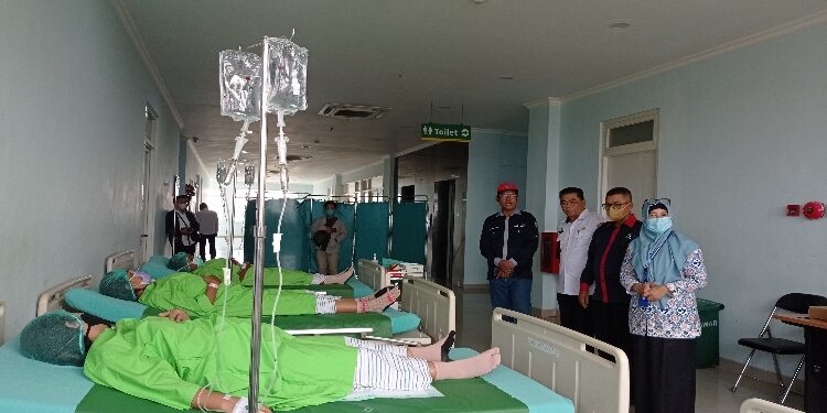 FOTO : DEVIANA/MATAKALTENG - Asisten I Setda Kotim Rihel bersama Kepala DPPPAPPKB Imam Subekti saat meninjau peserta kontrasepsi MOW, Rabu 4 Oktober 2023.