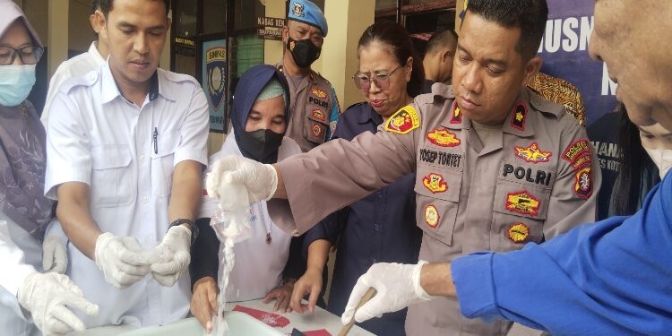 FOTO: AGUS/MATA KALTENG - Proses pemusnahan Narkotika jenis sabu yang dilakukan oleh Polres Kotim, Rabu 4 Oktober 2023.
