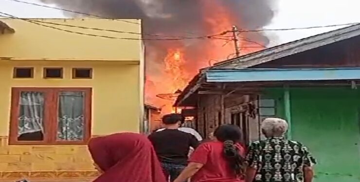 FOTO : IST/MATA KALTENG – Kobaran api yang melahap rumah pada penduduk di Gang Lingsar 3, Kecamatan MB Ketapang, Kabupaten Kotim, Rabu 4 Oktober 2023.