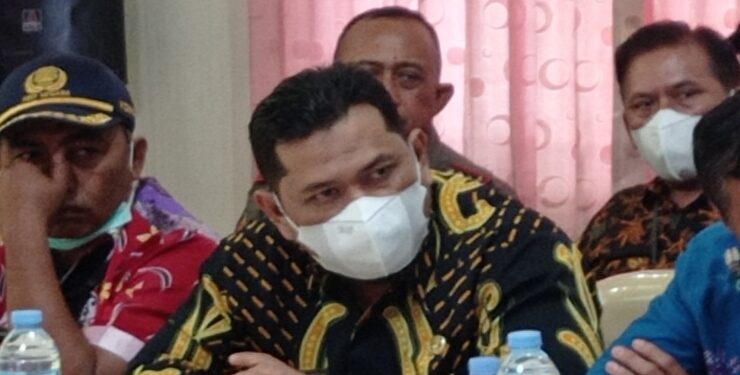 FOTO : DEVIANA/MATAKALTENG - Plt Kepala Dinas PUPR Kotim Kaspul Zain saat mengikuti rapat perpanjangan tanggap darurat karhutla di Kotim, belum lama ini.