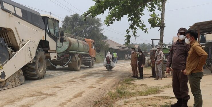 FOTO : KEJARI GUMAS/MATA KALTENG - Kepala Kejaksaan Negeri Gumas Sahroni didampingi Kepala DPU Baryen dan Sekretaris DPU Bambang Jaya, meninjau progres kegiatan rekonstruksi ruas Jalan Tewah-Batu Nyiwuh, Selasa, 3 Oktober 2023.
