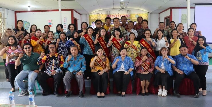 FOTO : DISKOMINFO SANTIK/MATA KALTENG - Bunda PAUD Kabupaten Gumas Mimie Mariatie Jaya S Monong, dan Sekretaris Disdikpora Osner Sagala, berfoto bersama dengan peserta sosialisasi penyelenggaraan proses belajar transisi PAUD tahun 2023, di Kecamatan Rungan, pekan lalu.