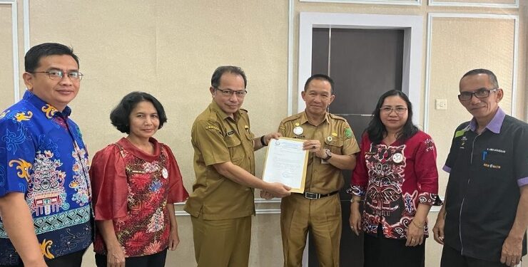 FOTO : IST/MATAKALTENG - Penyerahan surat pendaftaran rekomendasi calon pembangun dan pengelola SPDN/SPBUN.