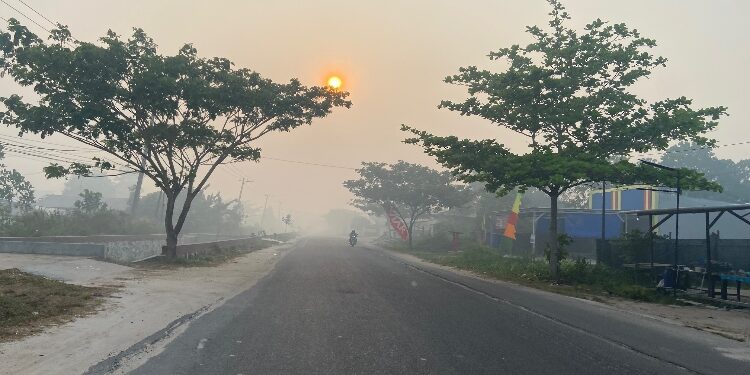 FOTO: DIAN/MATA KALTENG - Kabut asap yang menyelimuti Kota Sampit, Rabu 4 Oktober 2023 pagi.