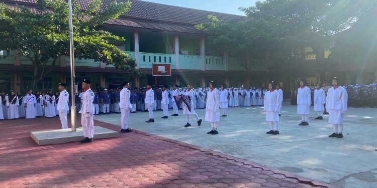 FOTO: DIAN/MATA KALTENG - Pengibaran bendera merah putih di SMPN 2 Sampit belum lama ini.