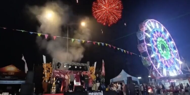 FOTO: DIAN/MATA KALTENG - Penutupan Mentaya Bakul Festival di halaman parkir Citimall Sampit, Selasa 3 Oktober 2023 malam.