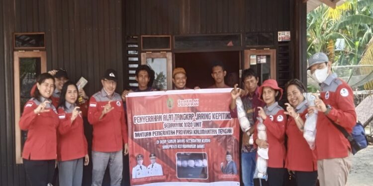 FOTO: OLIVIA/MATAKALTENG - Penyerahan bantuan sarana penangkapan ikan berupa Jaring Kepiting.