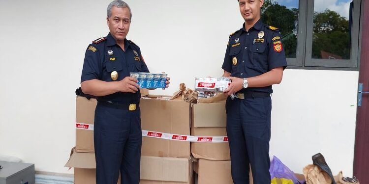 FOTO: RZL/MATAKALTENG - Kepala Bea Cukai Palangka Raya Asep Komara bersama Kasi Penindakan dan Penyidikan Firman Yusuf ketika menunjukkan rokok ilegal yang diamankan.