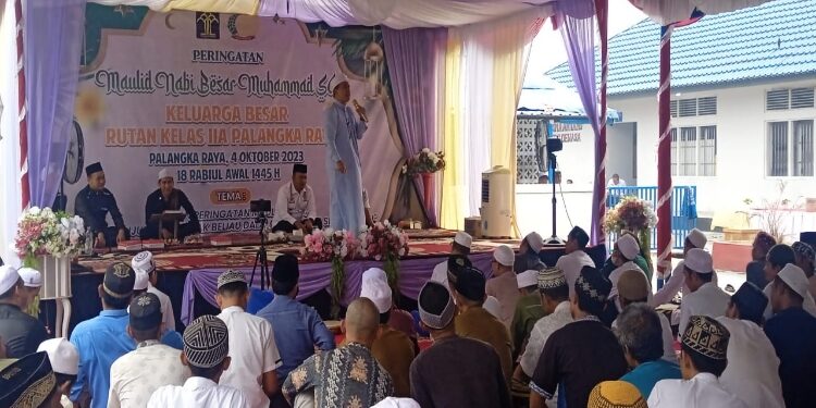FOTO: RZL/MATAKALTENG - Ratusan WBP Rutan Palangka Raya ketika mengikuti jalannya maulid nabi.