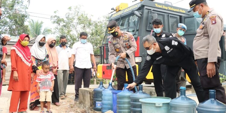 FOTO: MATAKALTENG - Polres Barsel saat melakukan pendistribusian air bersih di pemukiman penduduk.