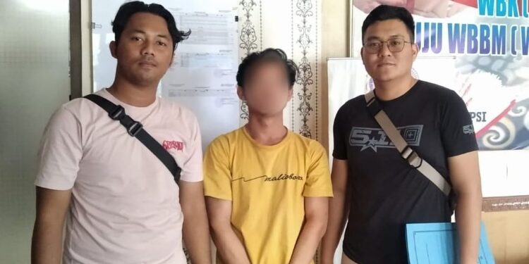 FOTO: RZL/MATAKALTENG - Pelaku pencurian Handphone B (21), saat dilimpahkan Polsek Pahandut ke Kejari Palangka Raya.