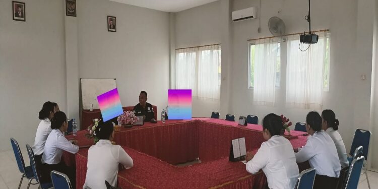 FOTO: MATAKALTENG - Ketua Tim Virtual Police Bidhumas Polda Kalteng, Ipda H Shamsudin, saat melakukan mediasi kepada mahasiswi yang berseteru.