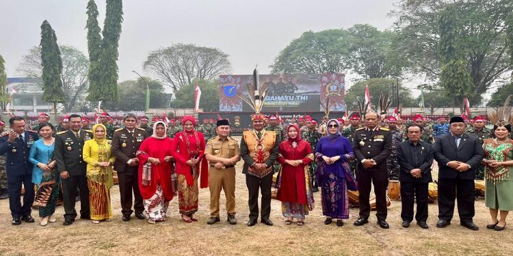 FOTO: RZL/MATAKALTENG - Kapolda Kalteng, Irjen Pol Nanang Avianto, saat berfoto bersama usai pelaksanaan apel HUT TNI ke-78.