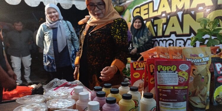 FOTO: DEVIANA/MATAKALTENG - Kadis Pertanian Kotim Sepnita saat melihat produk UMKM dari hasil pertanian, Rabu 4 Oktober 2023.