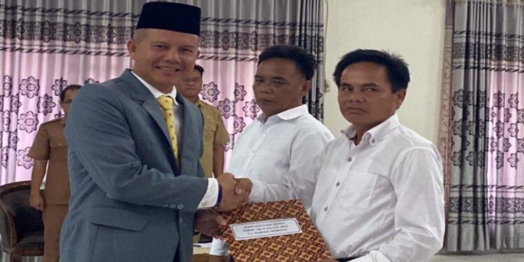 FOTO: DISKOMINFO SANTIK/MATA KALTENG - Bupati Gumas, Jaya S Monong, saat menyerahkan SK pengangkatan anggota BPD PAW, di aula kantor bappedalitbang setempat, pekan lalu.
