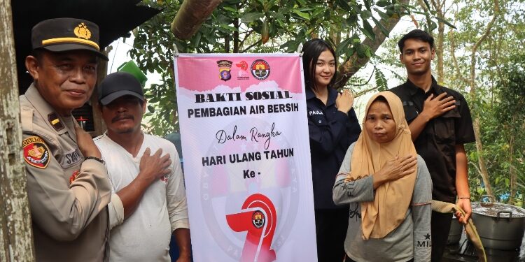 FOTO: HUMAS POLRES GUMAS/MATA KALTENG - Jajaran Humas Polres Gumas ketika membagikan air bersih kepada warga di Jalan Kurun-Linau, Rabu, 4 Oktober 2023.