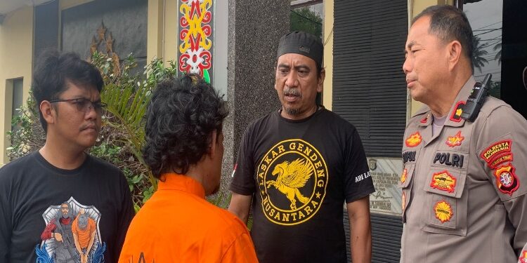 FOTO: RZL/MATAKALTENG - Salah seorang terduga pelaku penganiaya, yang berhasil diamankan oleh jajaran Polsek Pahandut.