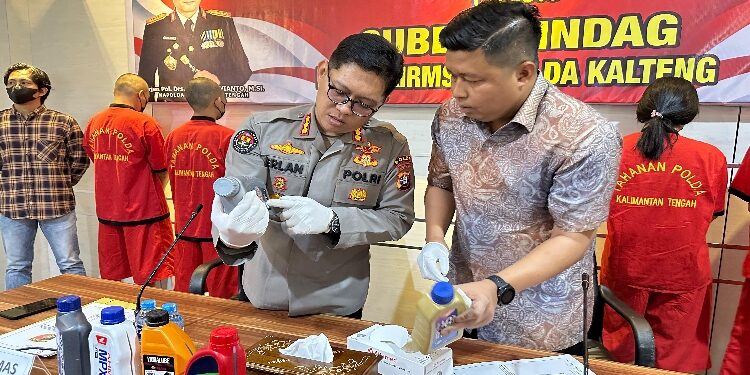 FOTO: RZL/MATAKALTENG - Kabid Humas Polda Kalteng, Kombes Pol Erlan Munaji, saat menunjukkan barang bukti oli palsu.