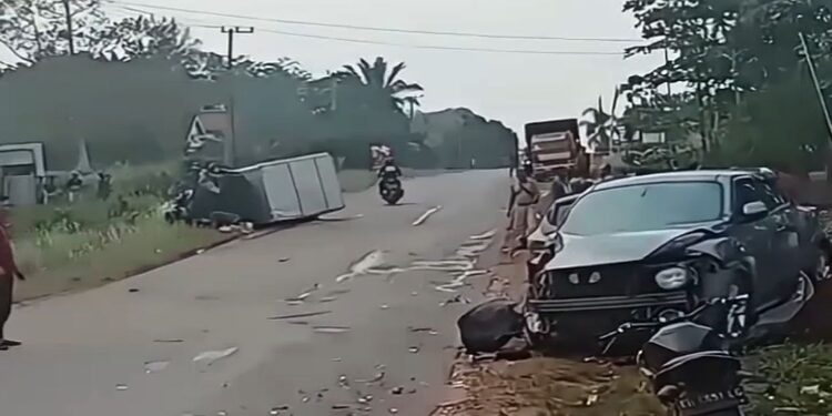 FOTO: IST/MATA KALTENG- Terlihat dua kendaraan roda empat yang terlibat kecelakaan di Jalan Jenderal Sudirman Km 75, Kecamatan Telawang.