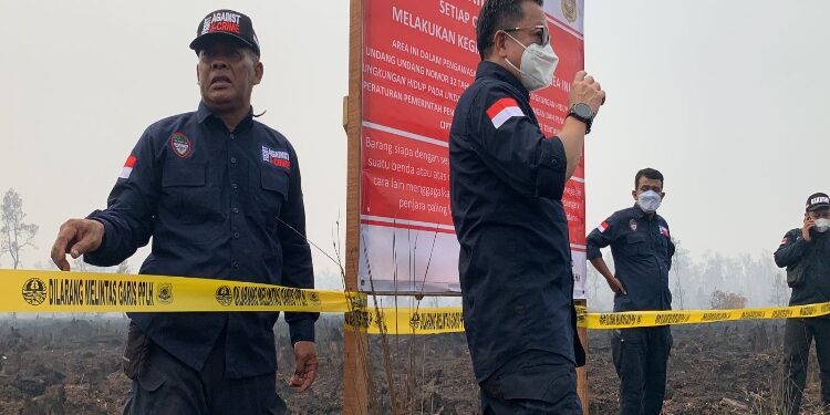 FOTO: RZL/MATAKALTENG - Dirjen Gakkum KLHK, Rasio Ridho Sani, saat melakukan penyegelan lahan di PT PGK.