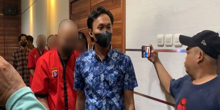 FOTO: RZL/MATAKALTENG - Para pelaku penjual oli palsu saat digiring untuk dihadirkan pada press release Polda Kalteng.