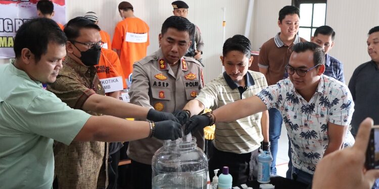 FOTO: HUMAS POLRES GUMAS/MATA KALTENG - Kapolres Gumas AKBP Asep Bangbang Saputra, didampingi Pj Sekda Richard, Kasat Narkoba Iptu Aditya Arya Nugroho dan lainnya, melakukan pemusnahan barang bukti narkoba jenis sabu ke dalam cairan pembersih, Jumat, 6 Oktober 2023.