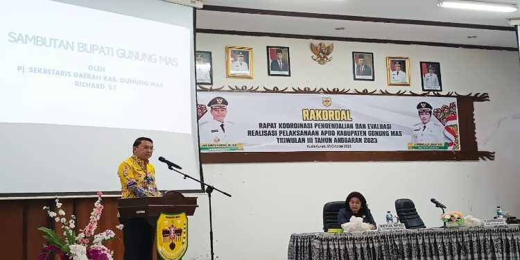 FOTO: DISKOMINFO SANTIK/MATA KALTENG - Pj Sekda Gumas Richard didampingi Kepala Bappedalitbang Yantrio Aulia, saat memberi arahan pada kegiatan rakordal dan evaluasi realisasi APBD triwulan III tahun 2023, di aula kantor bappedalitbang setempat, Jumat, 6 Oktober 2023.