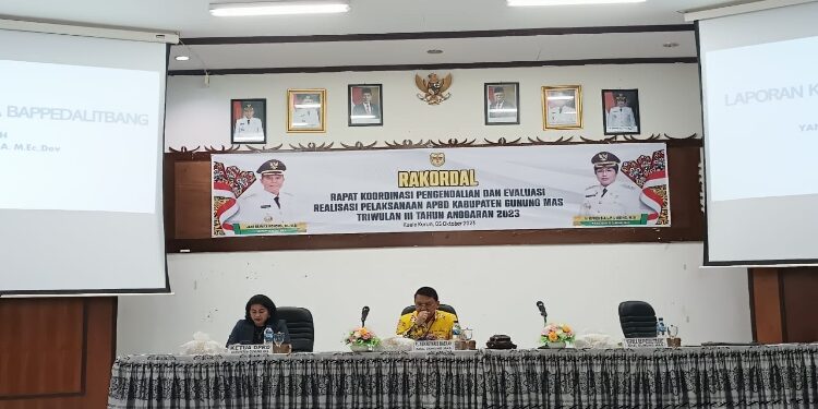 FOTO : SID/MATA KALTENG - Anggota DPRD Kabupaten Gumas Rayaniatie Djangkan (ujung kiri) ketika menghadiri kegiatan rakordal dan evaluasi realisasi APBD triwulan III tahun 2023, di aula kantor bappedalitbang setempat, Jumat, 6 Oktober 2023.
