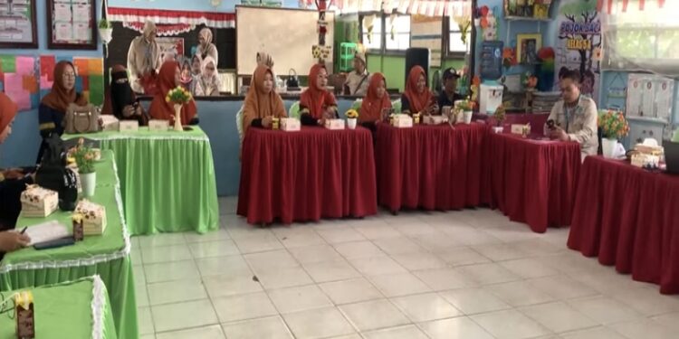 FOTO: DISDIK/MATA KALTENG - Studi tiru SDN 2 Kuala Pembuang II Kabupaten Seruyan ke SDN 2 Sawahan, Sampit 5 Oktober 2023.