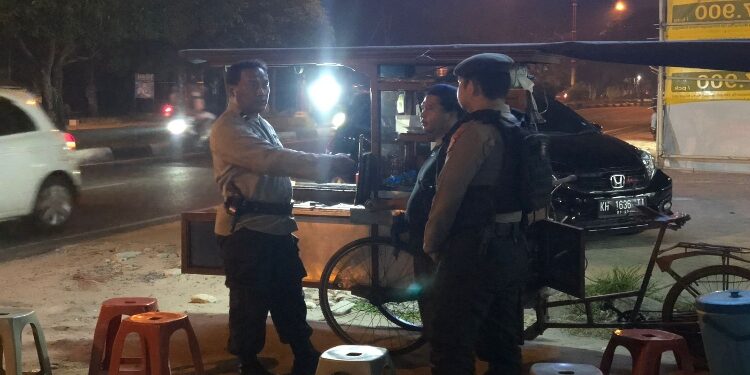 FOTO: MATAKALTENG - Personel Polresta Palangka Raya, saat mendatangi lokasi dugaan pemalakan.