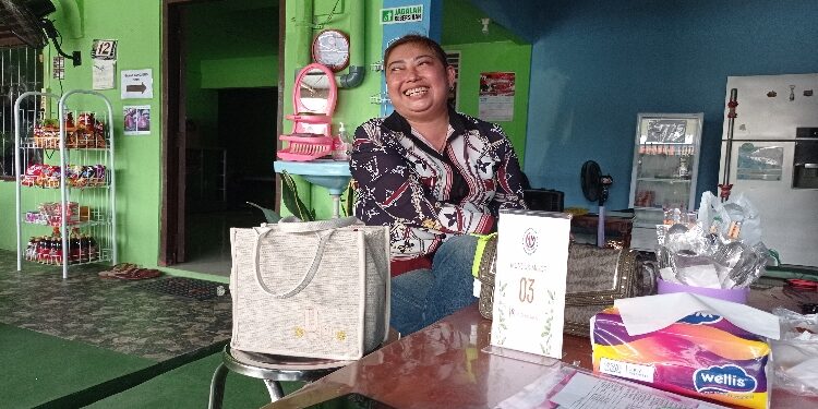 FOTO: RZL/MATAKALTENG - Since Husana Apriase, pemilik kedai Mondok Mihup.