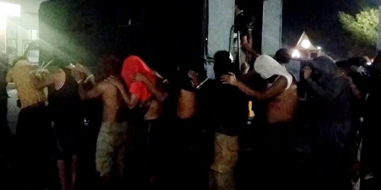 FOTO: AGUS/MATAKALTENG - 20 orang tersangka yang diamankan petugas kepolisian terkait dengan kasus Desa Bangkal, Kabupaten Seruyan, Kalteng, Sabtu 7 Oktober 2023.