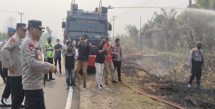 FOTO : AGUS/MATA KALTENG - Kapolda Kalteng, Irjen Pol Drs Nanang Avianto saat memantau penanggulangan Karhutla di Kotim, Sabtu, 7 Oktober 2023.