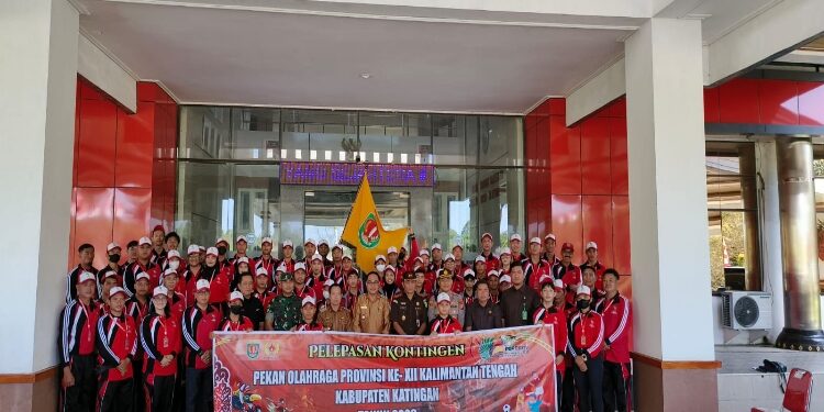 FOTO : ANR/MATAKALTENG - Mahasiswa KKN saat foto bersama dengan Bupati Katingan dan sejumlah Kepala SOPD.