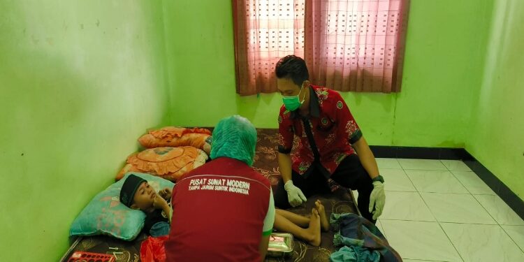 FOTO : ANR/MATAKALTENG - Suasana saat kegiatan sunatan massal di Kantor LPTQ Kabupaten Katingan.
