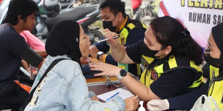 FOTO: RZL/MATAKALTENG - Sejumlah masyarakat, saat mengikuti pengobatan gratis oleh Rumkit Bhayangkara Tingkat III Palangka Raya.
