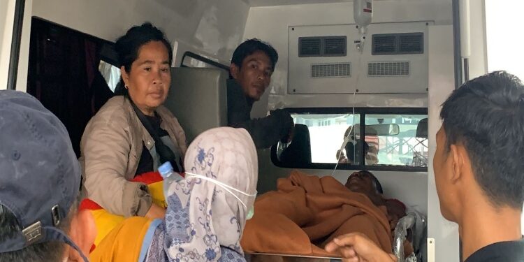 FOTO: RZL/MATAKALTENG - Korban berinisial UP, saat dirujuk dari RSUD dr Doris Sylvanus Palangka Raya, menuju RSUD Ulin Banjarmasin.