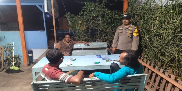 FOTO: MATAKALTENG - Personel Bhabinkamtibmas Polres Seruyan, saat menyambangi warga.