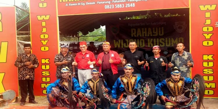 FOTO: RZL/MATAKALTENG - Warga Dayak Kalteng, Hap Baperdu mendukung seni dan kebudayaan Jawa di Palangka Raya.