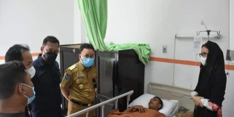 FOTO: OLIVIA/MATAKALTENG - Gubernur Kalteng, H Sugianto Sabran mengunjungi korban kerusuhan di Desa Bangkal, Kecamatan Seruyan Raya, Kabupaten Seruyan yang kini tengah dirawat di RSUD Doris Sylvanus Palangka Raya sebelum bertolak ke Sampit untuk melaksanakan rapat terkait permasalahan Desa Bangkal.