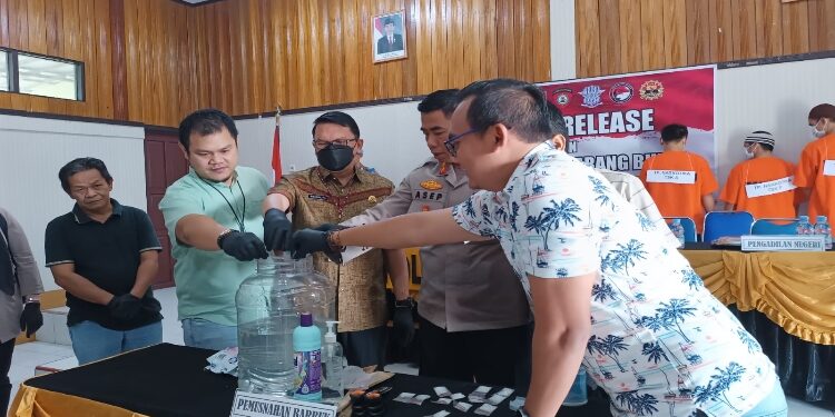 FOTO: DISKOMINFOSANTIK/MATA KALTENG
- Pj Sekda Gumas Richard (dua dari kiri) bersama Kapolres AKBP Asep Bangbang Saputra dan lainnya, ketika memusnahkan barang bukti sabu dengan dilarutkan ke dalam cairan pembersih, Jumat 6 Oktober 2023.