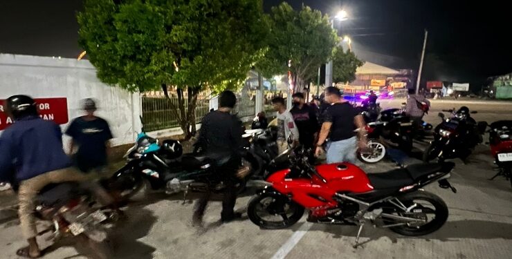 FOTO : AGUS/MATA KALTENG - Puluhan p muda terjaring rajia anggota Polsek Baamang di Terowongan Nur Mentaya karena menggunakan motor knalpot brong pada, Minggu 8 Oktober 2023 dini hari.