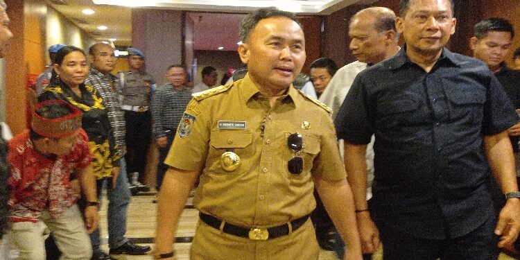 FOTO: DEVIANA/MATAKALTENG - Gubernur Kalteng, H Sugianto Sabran usai memimpin rapat untuk penyelesaian permasalahan warga Desa Bangkal dengan PT. MHMBP, Minggu 8 Oktober 2023 di Sampit.