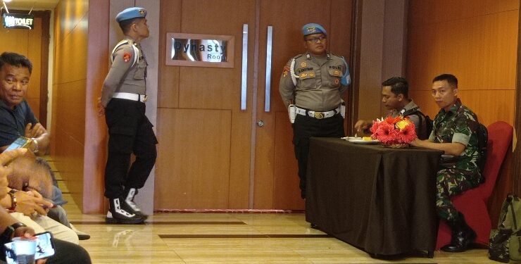 FOTO : DEVIANA/MATAKALTENG - Kondisi di luar ruang rapat pembahasan peristiwa PT. HMPB, di Hotel Aquarius Sampit, Minggu 8 Oktober 2023.